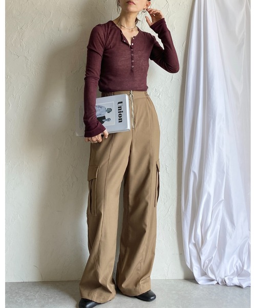 She's Closet(シーズクローゼット)の「長袖 ヘンリーネック シアーリブトップス ボタンロンT(Tシャツ/カットソー・レディース・ボルドー/ダークベージュ/アイボリー/ブラック/杢グレー/オフホワイト・FREE)」の22枚目の写真