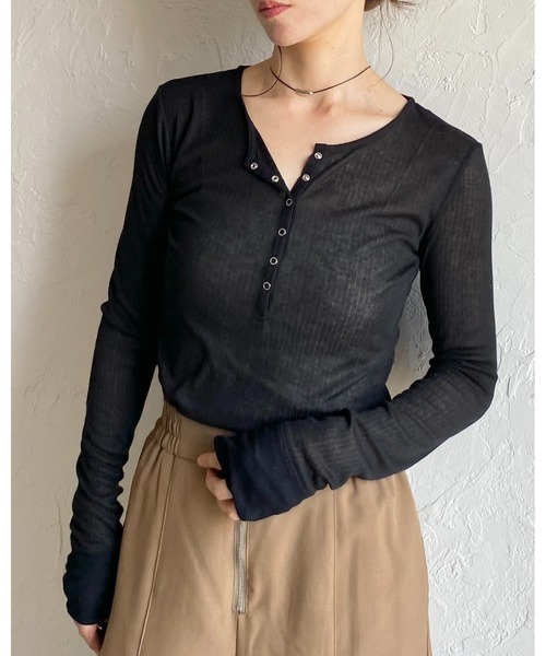 She's Closet(シーズクローゼット)の「長袖 ヘンリーネック シアーリブトップス ボタンロンT(Tシャツ/カットソー・レディース・ボルドー/ダークベージュ/アイボリー/ブラック/杢グレー/オフホワイト・FREE)」の16枚目の写真