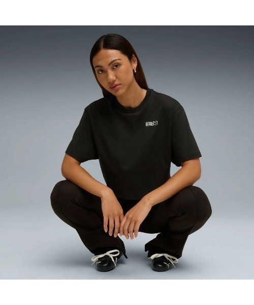 PUMA(プーマ)の「PUMA PUMA x ROSE RELAXED TEE(プーマ プーマ x ロゼ リラックスド Tシャツ)(Tシャツ/カットソー・レディース・ブラック系/ホワイト系・SMALL/MEDIUM/LARGE)」の14枚目の写真