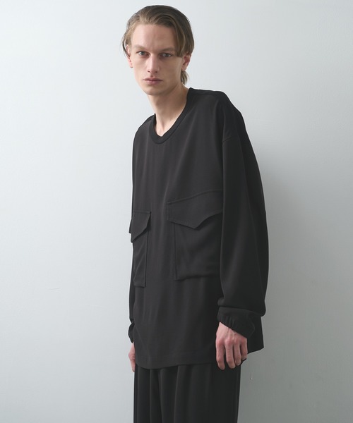 UJOH(ウジョー)の「【UJOH HOMME/ウジョー】Pocket Long Sleeve Pullover/ポケット長袖プルオーバー/アセテートバックサテンジョーゼット(Tシャツ/カットソー・メンズ・ブラック/ブラウン・4/5)」の2枚目の写真