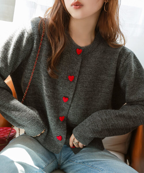 KOBE LETTUCE（コウベレタス）の「ハートボタン デザインニットカーディガン（カーディガン/ボレロ・レディース・ホワイト/ネイビー/グレー・M）」の2枚目の写真