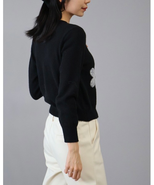 Doumoi(ドゥモエ)の「花モチーフ付き ニットカーディガン(カーディガン/ボレロ・レディース・グレー/アイボリー/ブラック・FREE)」の20枚目の写真