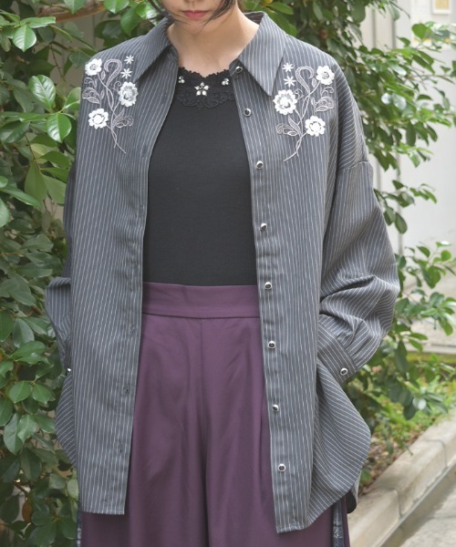 axes femme（アクシーズファム）の「花刺繍オーバーシャツ（シャツ