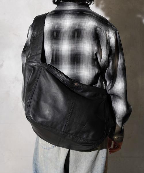 bukht（ブフト）の「bukht / ブフト LEATHER NEWS PAPER BAG MEDIUM レザー ニュースペーパーバッグ（ショルダーバッグ・メンズ・ブラック・FREE）」の2枚目の写真