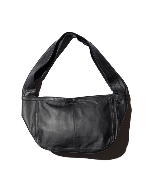 bukht（ブフト）の「bukht / ブフト LEATHER NEWS PAPER BAG MEDIUM レザー ニュースペーパーバッグ（ショルダーバッグ・メンズ・ブラック・FREE）」の4枚目の写真