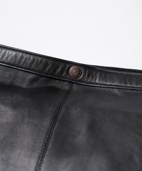 bukht（ブフト）の「bukht / ブフト LEATHER NEWS PAPER BAG MEDIUM レザー ニュースペーパーバッグ（ショルダーバッグ・メンズ・ブラック・FREE）」の5枚目の写真