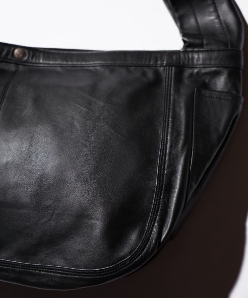 bukht（ブフト）の「bukht / ブフト LEATHER NEWS PAPER BAG MEDIUM レザー ニュースペーパーバッグ（ショルダーバッグ・メンズ・ブラック・FREE）」の6枚目の写真