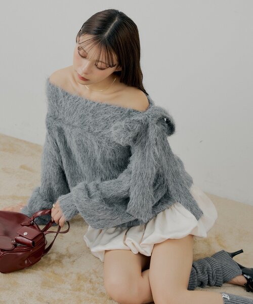 Chico（チコ）の「肩リボンショルダースリットオフショルシャギーニット（ニット/セーター・レディース・ブラウン/ピンク/チャコールグレー/アイボリー・FREE）」の2枚目の写真