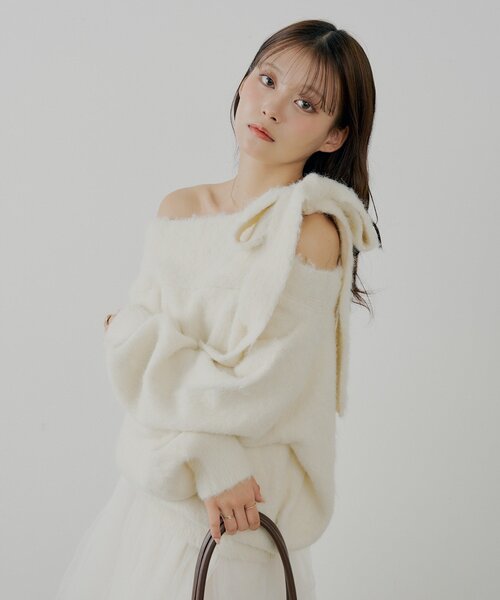 Chico（チコ）の「肩リボンショルダースリットオフショルシャギーニット（ニット/セーター・レディース・ブラウン/ピンク/チャコールグレー/アイボリー・FREE）」の6枚目の写真