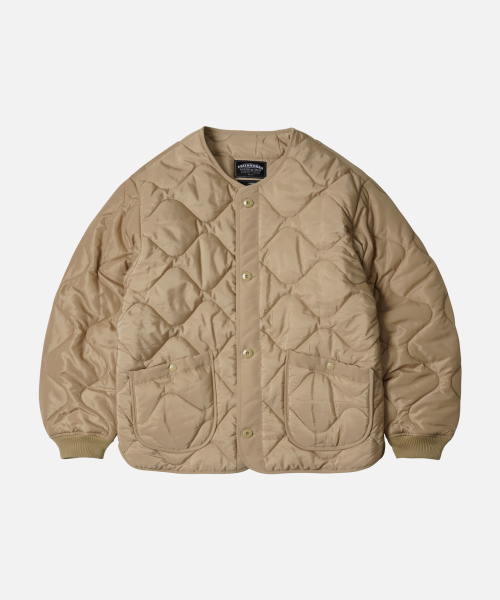 FRIZMWORKS(フリズムワークス)の「M1965 FIELD LINER JACKET 005 _ TAN(ダウンジャケット/コート・メンズ・その他・SMALL/MEDIUM/LARGE/X-LARGE)」の1枚目の写真