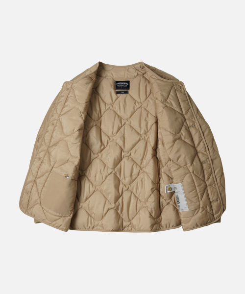 FRIZMWORKS(フリズムワークス)の「M1965 FIELD LINER JACKET 005 _ TAN(ダウンジャケット/コート・メンズ・その他・SMALL/MEDIUM/LARGE/X-LARGE)」の2枚目の写真