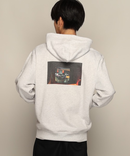 YEN TOWN MARKET(イェンタウンマーケット)の「【Jiro Konami】小浪次郎 SHIBUYA SUNSET フーディ(パーカー・メンズ・ブラック/ヘザーグレー・M/L/XL)」の2枚目の写真