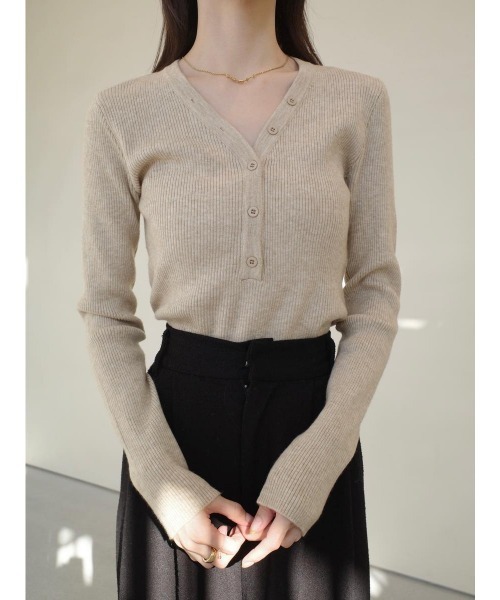 amel（エイメル）の「ボタンブイネックカーディガン / ベージュ（ニット/セーター・レディース・ベージュ・FREE）」の2枚目の写真