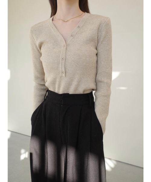 amel（エイメル）の「ボタンブイネックカーディガン / ベージュ（ニット/セーター・レディース・ベージュ・FREE）」の3枚目の写真
