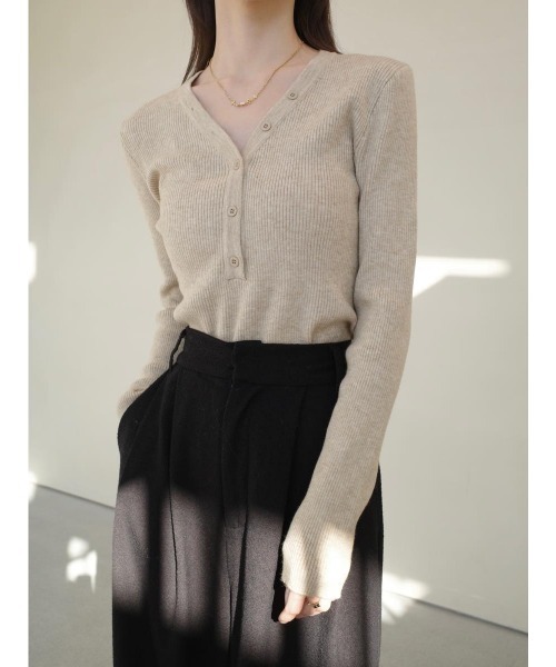 amel（エイメル）の「ボタンブイネックカーディガン / ベージュ（ニット/セーター・レディース・ベージュ・FREE）」の5枚目の写真