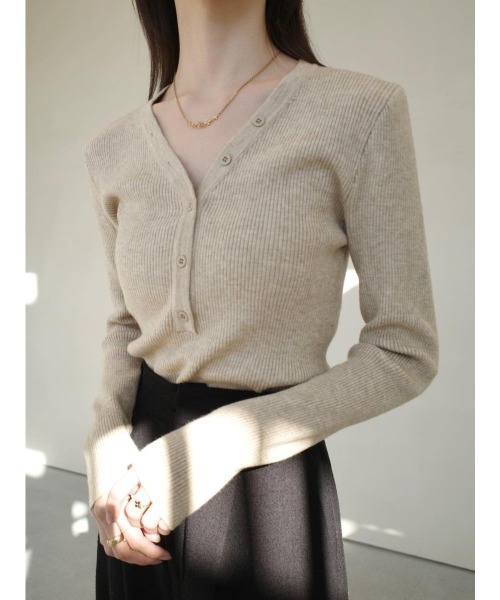 amel（エイメル）の「ボタンブイネックカーディガン / ベージュ（ニット/セーター・レディース・ベージュ・FREE）」の11枚目の写真
