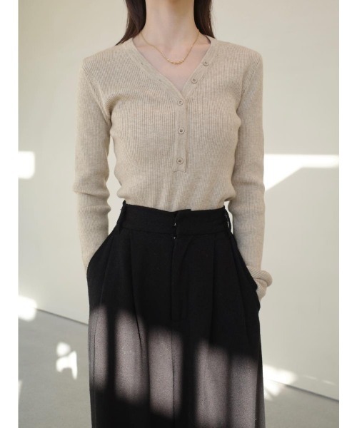 amel（エイメル）の「ボタンブイネックカーディガン / ベージュ（ニット/セーター・レディース・ベージュ・FREE）」の14枚目の写真