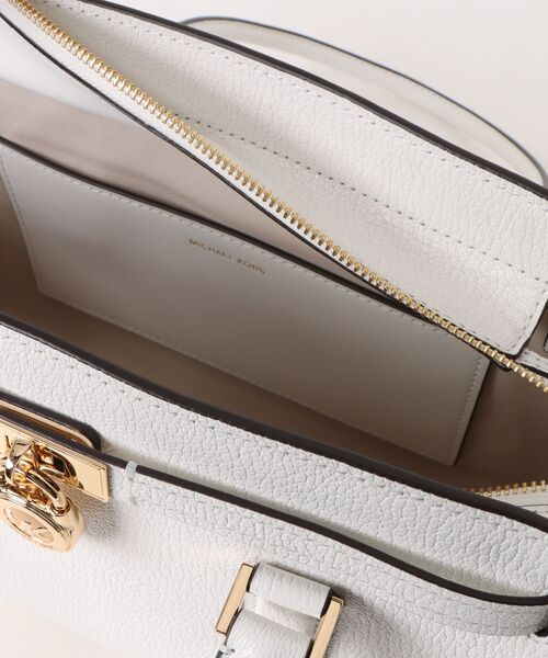 MICHAEL KORS(マイケルコース)の「HAMILTON MODERNE ショルダー トート ウィズ チャーム スモール(ショルダーバッグ・レディース・ホワイト系・FREE)」の6枚目の写真