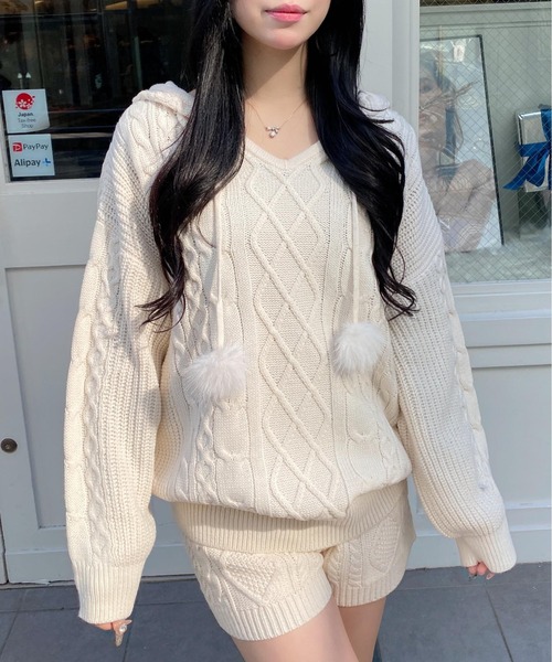 INGNI（イング）の「ポンポン付ケーブルチュニックニットパーカー（パーカー・レディース・グレー/アイボリー/ベージュ・M）」の2枚目の写真