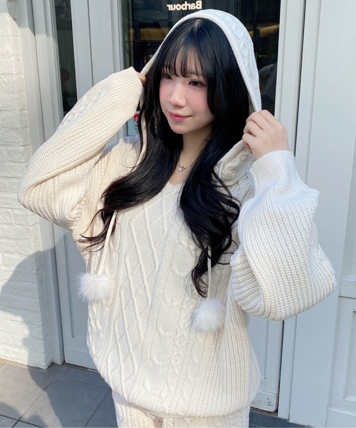 INGNI（イング）の「ポンポン付ケーブルチュニックニットパーカー（パーカー・レディース・グレー/アイボリー/ベージュ・M）」の6枚目の写真