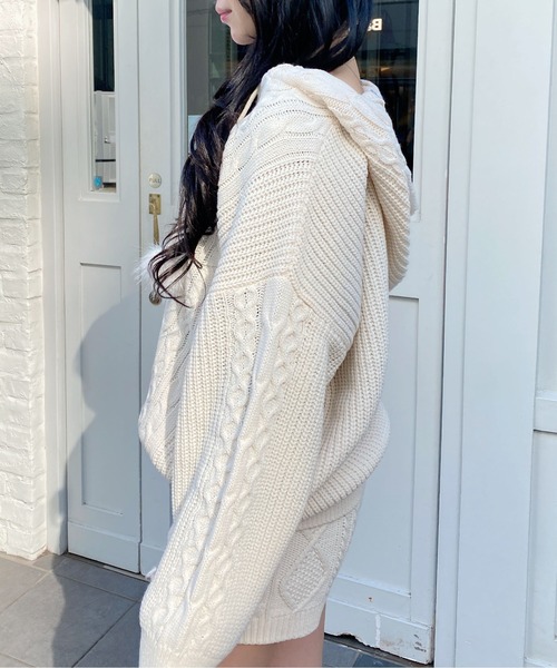 INGNI（イング）の「ポンポン付ケーブルチュニックニットパーカー（パーカー・レディース・グレー/アイボリー/ベージュ・M）」の7枚目の写真