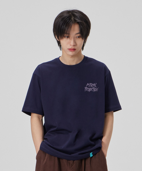 ASTRAL PROJECTION（アストラルプロジェクション）の「[グラフィティ]コットンルーズフィット半袖Tシャツ_スペースネイビー（Tシャツ/カットソー・メンズ・その他・LARGE/MEDIUM/X-LARGE/XX-LARGE）」の4枚目の写真