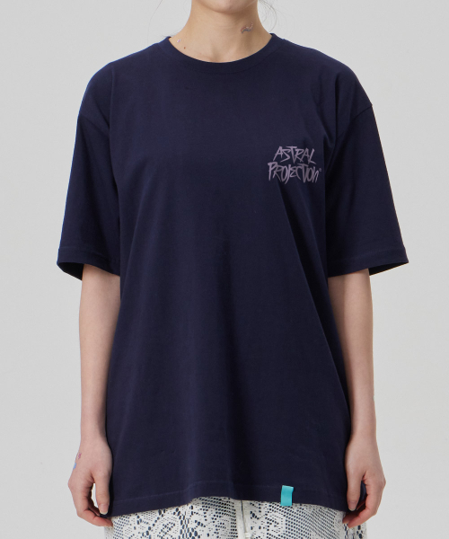ASTRAL PROJECTION（アストラルプロジェクション）の「[グラフィティ]コットンルーズフィット半袖Tシャツ_スペースネイビー（Tシャツ/カットソー・メンズ・その他・LARGE/MEDIUM/X-LARGE/XX-LARGE）」の5枚目の写真
