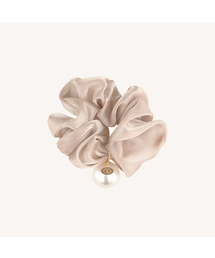 DIEUAMOUR（ディユーアモール）の「Glossy Mini Pearl Hair Scrunchie Hair Band (3 Colors)（シュシュ）」