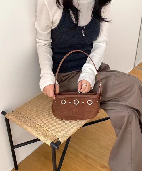 NuNuNa(ヌヌナ)の「【NuNuNa】リングデザインスエードタッチハンドバッグ(ハンドバッグ・レディース・ブラウン/ベージュ系/ネイビー/イエロー系/ブラック・FREE)」の10枚目の写真
