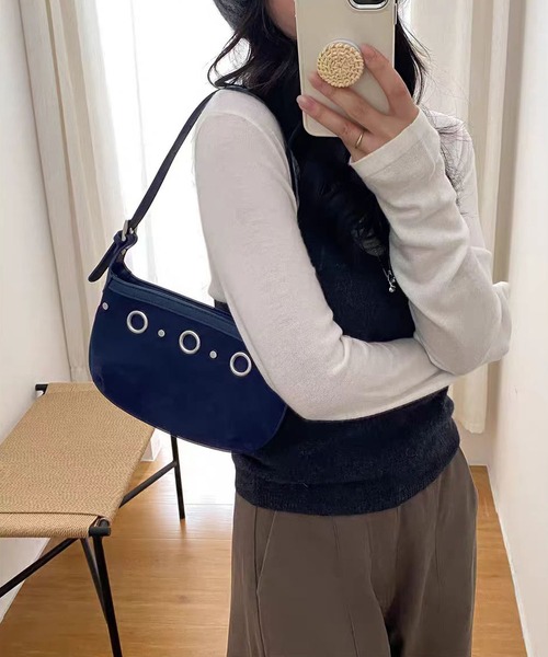 NuNuNa(ヌヌナ)の「【NuNuNa】リングデザインスエードタッチハンドバッグ(ハンドバッグ・レディース・ブラウン/ベージュ系/ネイビー/イエロー系/ブラック・FREE)」の16枚目の写真