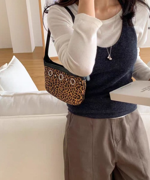 NuNuNa(ヌヌナ)の「【NuNuNa】リングデザインスエードタッチハンドバッグ(ハンドバッグ・レディース・ブラウン/ベージュ系/ネイビー/イエロー系/ブラック・FREE)」の19枚目の写真