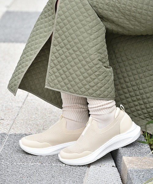 BETTY CLUB（ベティクラブ）の「chocoZAP (チョコザップ) 超軽量 スリッポンメッシュスニーカー（スニーカー・レディース・ブラック/ベージュ/ネイビー・22.5cm/23.0cm/23.5cm/24.0cm/24.5cm）」の2枚目の写真