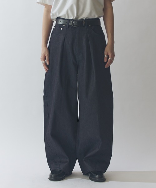 Lui's（ルイス）の「リジットタックバルーンデニムパンツ（デニムパンツ・メンズ・インディゴブルー/ブラック・30/32/34）」の2枚目の写真