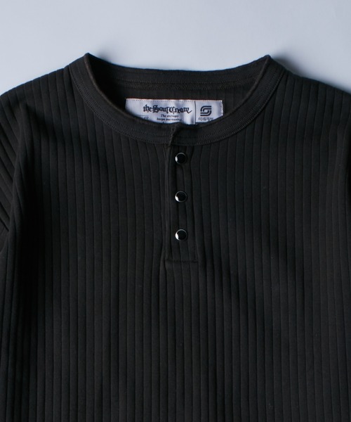 WHO'S WHO gallery（フーズフーギャラリー）の「【Sourcream】パール針抜きヘンリーL/S TEE（Tシャツ/カットソー・メンズ・ブラック/ホワイト・SMALL/MEDIUM）」の2枚目の写真