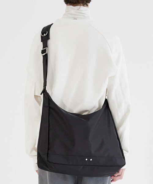 HYPHEN(ハイフン)の「NYLON BIG MESSENGER BAG (B004_BLACK)(メッセンジャーバッグ・メンズ・ブラック・FREE)」の2枚目の写真