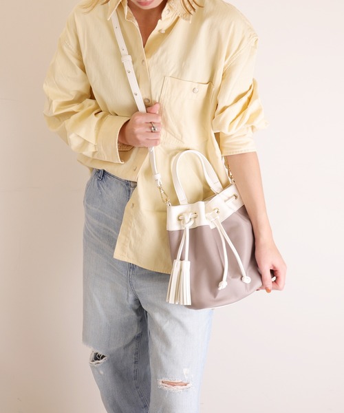 artemis by DIANA(アルテミスバイダイアナ)の「ショルダーベルト付属 2WAYナイロン巾着バッグ(ハンドバッグ・レディース・ブラック/グレー/マルチ・FREE)」の8枚目の写真