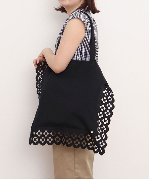 CHILD WOMAN(チャイルドウーマン)の「コットンリネンキャンバス フラワーカットワーク トートBAG(トートバッグ・レディース・ホワイト/ブラック・FREE)」の2枚目の写真