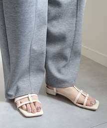 AmiAmi（アミアミ）の「【サッと秒履きシリーズ】片手で3秒!スクエアトゥ Tストラップ ゴムストラップサンダル（サンダル）」