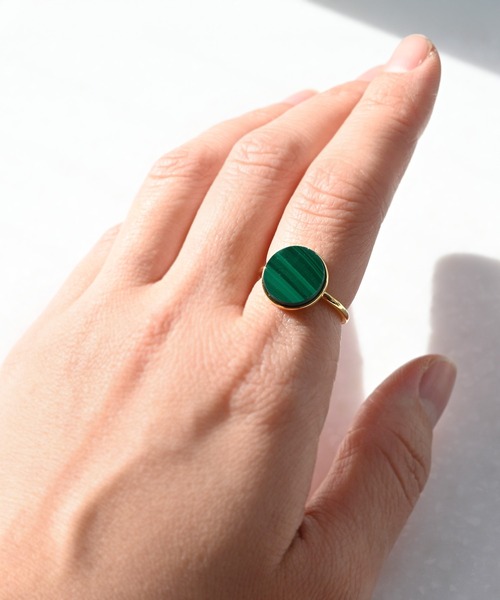 sowi（ソーイ）の「高級感と存在感あふれる｜SV925　マラカイト ゴールドリング（リング・レディース・ゴールド・#13）」の3枚目の写真
