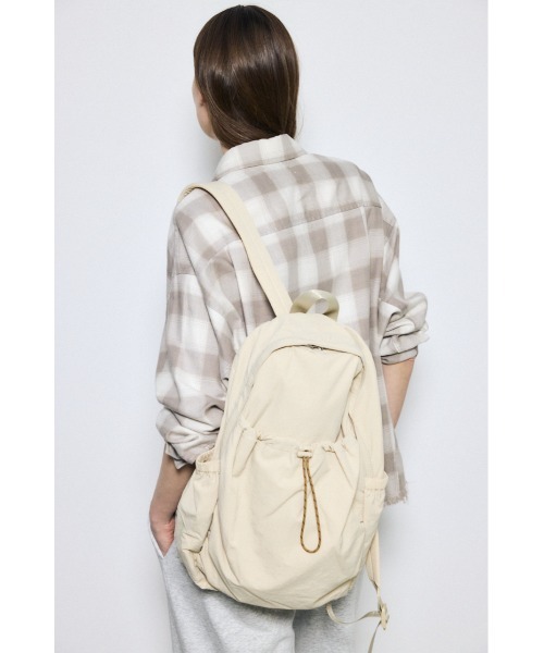AZUL by moussy(アズールバイマウジー)の「フロントドロストリュック(バックパック/リュック・レディース・ブラック/アイボリー・FREE)」の4枚目の写真