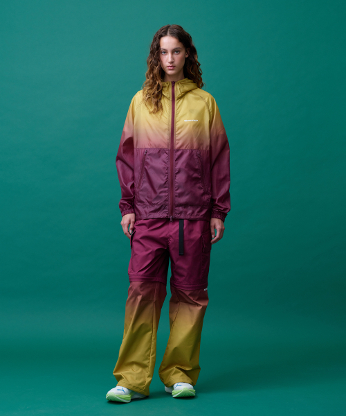MENASOO(ミナス)の「Unisex Gradient Windbreaker High Neck Jumper(ナイロンジャケット・レディース・ブラック/レッド・1/2)」の19枚目の写真