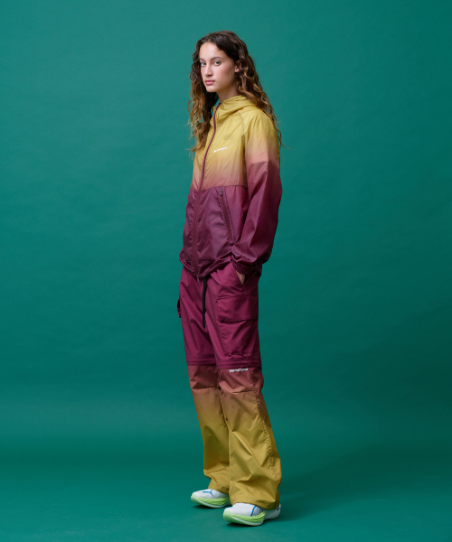 MENASOO(ミナス)の「Unisex Gradient Windbreaker High Neck Jumper(ナイロンジャケット・レディース・ブラック/レッド・1/2)」の20枚目の写真