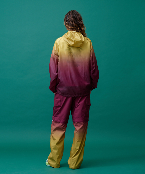 MENASOO(ミナス)の「Unisex Gradient Windbreaker High Neck Jumper(ナイロンジャケット・レディース・ブラック/レッド・1/2)」の21枚目の写真