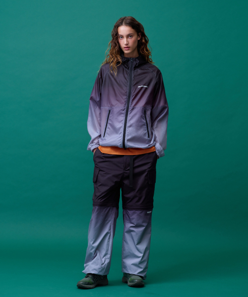 MENASOO(ミナス)の「Unisex Gradient Windbreaker High Neck Jumper(ナイロンジャケット・レディース・ブラック/レッド・1/2)」の22枚目の写真