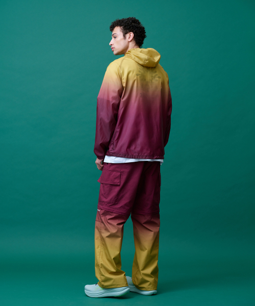 MENASOO(ミナス)の「Unisex Gradient Windbreaker High Neck Jumper(ナイロンジャケット・レディース・ブラック/レッド・1/2)」の13枚目の写真