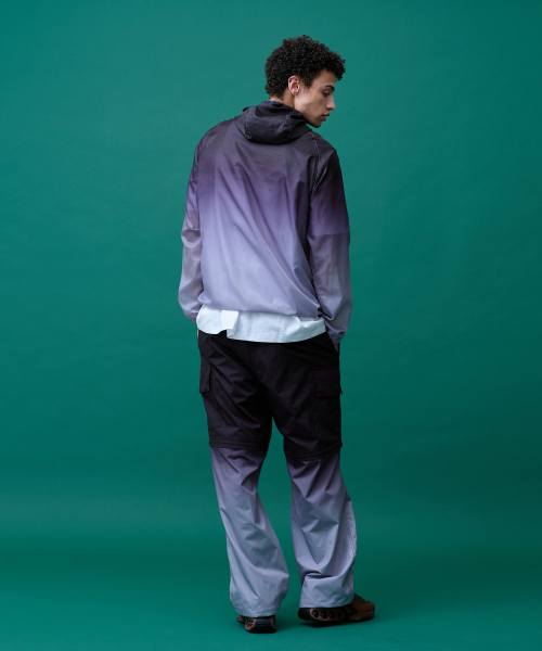 MENASOO(ミナス)の「Unisex Gradient Windbreaker High Neck Jumper(ナイロンジャケット・レディース・ブラック/レッド・1/2)」の15枚目の写真