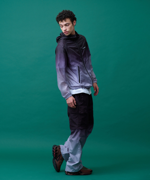 MENASOO(ミナス)の「Unisex Gradient Windbreaker High Neck Jumper(ナイロンジャケット・レディース・ブラック/レッド・1/2)」の16枚目の写真