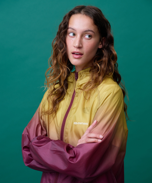 MENASOO(ミナス)の「Unisex Gradient Windbreaker High Neck Jumper(ナイロンジャケット・レディース・ブラック/レッド・1/2)」の17枚目の写真