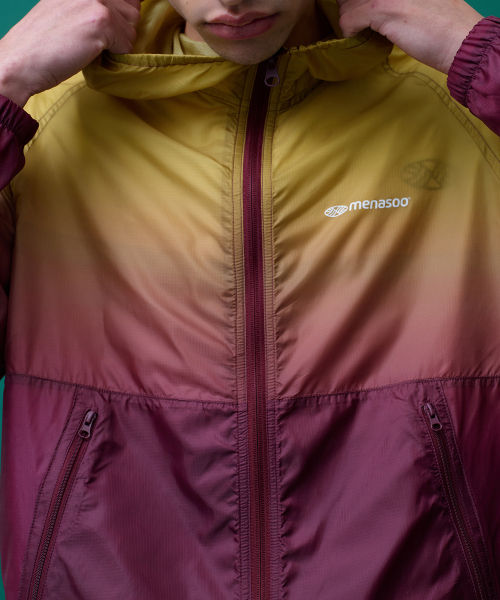 MENASOO(ミナス)の「Unisex Gradient Windbreaker High Neck Jumper(ナイロンジャケット・レディース・ブラック/レッド・1/2)」の18枚目の写真