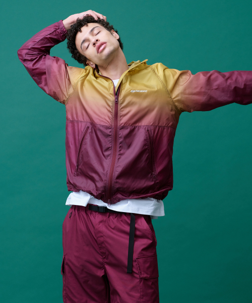 MENASOO(ミナス)の「Unisex Gradient Windbreaker High Neck Jumper(ナイロンジャケット・レディース・ブラック/レッド・1/2)」の7枚目の写真